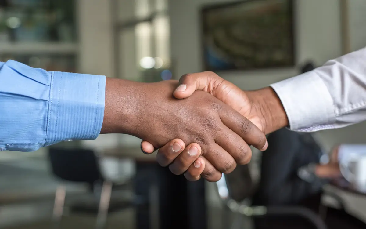 Off-Page SEO Services 1 Two business people shaking hands after agreeing an off-page SEO link partnership